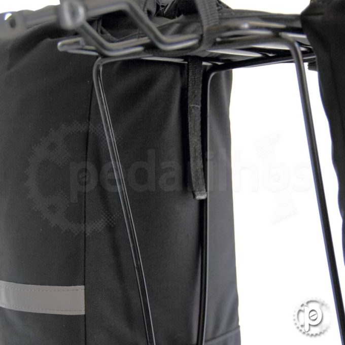 Alforge para Bike 30L Alpamayo Fixação com velcros e fitas com reguladores na parte superior do bagageiro