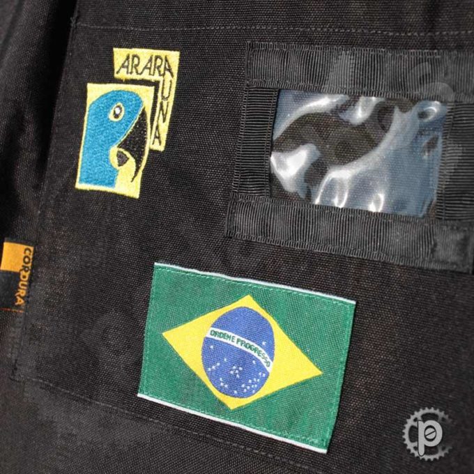 Detalhes: bordados e bolso para identificador de bagagem