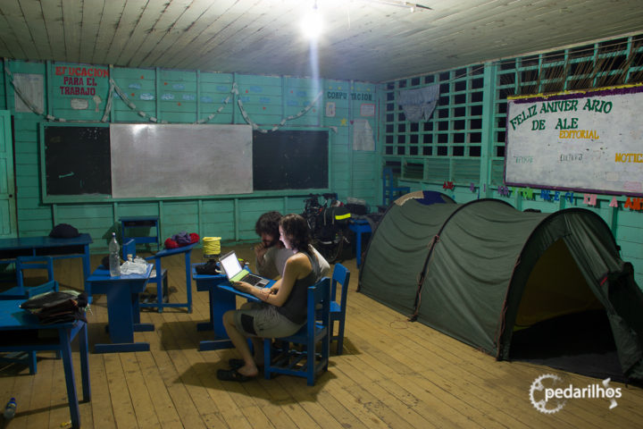 Acampados na sala de aula da escolinha de Alegria. Só montamos a barraca por conta dos mosquitos. Última noite na Amazônia Peruana.